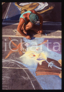 1991 CURTATONE Fiera delle Grazie - Madonnari * 35 mm vintage slide 152  Diapositiva d'epoca, in formato 35 mm.CONDIZIONI: GOODE' severamente vietata la riproduzione. Tutti i diritti sono riservati. ICharta mette in vendita, sul negozio eBay e in esclusiva sul sito "icharta" il proprio archivio composto da numerose diapositive e negativi fotografici d'epoca, tutti originali e autentici, che attraversano la storia del costume italiano tra gli la fine degli anni Sessanta e Novanta.Si tratta di uno sguardo inedito sull'attualità, la politica, la vita quotidiana, il gossip e la cultura, che fotografa il cambiamento della nazione in quest'ultimo scorcio del XX secolo. Un'occasione unica per il mercato del collezionismo, che vede finalmente disponibile un archivio eccezionale per vastità, tematiche e condizioni, in un settore (il negativo fotografico e la diapositiva) di assoluta novità e dalle interessanti prospettive di investimento.  GOOD/buono   originale e autentica 1