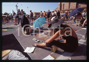 1991 CURTATONE Fiera delle Grazie - Madonnari * 35 mm vintage slide 154  Diapositiva d'epoca, in formato 35 mm.CONDIZIONI: GOODE' severamente vietata la riproduzione. Tutti i diritti sono riservati.ICharta mette in vendita, sul negozio eBay e in esclusiva sul sito "icharta" il proprio archivio composto da numerose diapositive e negativi fotografici d'epoca, tutti originali e autentici, che attraversano la storia del costume italiano tra gli la fine degli anni Sessanta e Novanta.Si tratta di uno sguardo inedito sull'attualità, la politica, la vita quotidiana, il gossip e la cultura, che fotografa il cambiamento della nazione in quest'ultimo scorcio del XX secolo. Un'occasione unica per il mercato del collezionismo, che vede finalmente disponibile un archivio eccezionale per vastità, tematiche e condizioni, in un settore (il negativo fotografico e la diapositiva) di assoluta novità e dalle interessanti prospettive di investimento.  GOOD/buono   originale e autentica 1