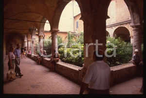 1987 CURTATONE Santuario Vergine delle Grazie - Chiostro * 35 mm vintage slide  Diapositiva d'epoca, in formato 35 mm.CONDIZIONI: GOODE' severamente vietata la riproduzione. Tutti i diritti sono riservati.ICharta mette in vendita, sul negozio eBay e in esclusiva sul sito "icharta" il proprio archivio composto da numerose diapositive e negativi fotografici d'epoca, tutti originali e autentici, che attraversano la storia del costume italiano tra gli la fine degli anni Sessanta e Novanta.Si tratta di uno sguardo inedito sull'attualità, la politica, la vita quotidiana, il gossip e la cultura, che fotografa il cambiamento della nazione in quest'ultimo scorcio del XX secolo. Un'occasione unica per il mercato del collezionismo, che vede finalmente disponibile un archivio eccezionale per vastità, tematiche e condizioni, in un settore (il negativo fotografico e la diapositiva) di assoluta novità e dalle interessanti prospettive di investimento.  GOOD/buono   originale e autentica 1