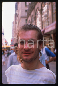 1990 ca NEW YORK - Madonnari STREET ART * 35 mm vintage slide 8  Diapositiva d'epoca, in formato 35 mm.CONDIZIONI: GOODE' severamente vietata la riproduzione. Tutti i diritti sono riservati.ICharta mette in vendita, sul negozio eBay e in esclusiva sul sito "icharta" il proprio archivio composto da numerose diapositive e negativi fotografici d'epoca, tutti originali e autentici, che attraversano la storia del costume italiano tra gli la fine degli anni Sessanta e Novanta.Si tratta di uno sguardo inedito sull'attualità, la politica, la vita quotidiana, il gossip e la cultura, che fotografa il cambiamento della nazione in quest'ultimo scorcio del XX secolo. Un'occasione unica per il mercato del collezionismo, che vede finalmente disponibile un archivio eccezionale per vastità, tematiche e condizioni, in un settore (il negativo fotografico e la diapositiva) di assoluta novità e dalle interessanti prospettive di investimento.  GOOD/buono   originale e autentica 1