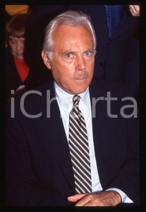 Giorgio ARMANI - MODA Stilista e imprenditore 1990 ca * 35 mm vintage slide 6  Diapositiva d'epoca, in formato 35 mm.CONDIZIONI: GOODE' severamente vietata la riproduzione. Tutti i diritti sono riservati.ICharta mette in vendita, sul negozio eBay e in esclusiva sul sito "icharta" il proprio archivio composto da numerose diapositive e negativi fotografici d'epoca, tutti originali e autentici, che attraversano la storia del costume italiano tra gli la fine degli anni Sessanta e Novanta.Si tratta di uno sguardo inedito sull'attualità, la politica, la vita quotidiana, il gossip e la cultura, che fotografa il cambiamento della nazione in quest'ultimo scorcio del XX secolo. Un'occasione unica per il mercato del collezionismo, che vede finalmente disponibile un archivio eccezionale per vastità, tematiche e condizioni, in un settore (il negativo fotografico e la diapositiva) di assoluta novità e dalle interessanti prospettive di investimento.  GOOD/buono   originale e autentica 1