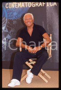 Giorgio ARMANI - FESTIVAL CINEMA VENEZIA 1999 * 35 mm vintage slide  Diapositiva d'epoca, in formato 35 mm.CONDIZIONI: GOODE' severamente vietata la riproduzione. Tutti i diritti sono riservati.ICharta mette in vendita, sul negozio eBay e in esclusiva sul sito "icharta" il proprio archivio composto da numerose diapositive e negativi fotografici d'epoca, tutti originali e autentici, che attraversano la storia del costume italiano tra gli la fine degli anni Sessanta e Novanta.Si tratta di uno sguardo inedito sull'attualità, la politica, la vita quotidiana, il gossip e la cultura, che fotografa il cambiamento della nazione in quest'ultimo scorcio del XX secolo. Un'occasione unica per il mercato del collezionismo, che vede finalmente disponibile un archivio eccezionale per vastità, tematiche e condizioni, in un settore (il negativo fotografico e la diapositiva) di assoluta novità e dalle interessanti prospettive di investimento.  GOOD/buono   originale e autentica 1