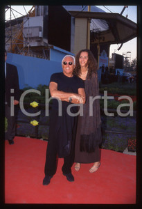 Giorgio e Roberta ARMANI PAVAROTTI & FRIENDS 1999 MODENA * 35 mm vintage slide 2  Diapositiva d'epoca, in formato 35 mm.CONDIZIONI: GOODE' severamente vietata la riproduzione. Tutti i diritti sono riservati.Nella diapositiva ICharta mette in vendita, sul negozio eBay e in esclusiva sul sito "icharta" il proprio archivio composto da numerose diapositive e negativi fotografici d'epoca, tutti originali e autentici, che attraversano la storia del costume italiano tra gli la fine degli anni Sessanta e Novanta.Si tratta di uno sguardo inedito sull'attualit&agrave;, la politica, la vita quotidiana, il gossip e la cultura, che fotografa il cambiamento della nazione in quest'ultimo scorcio del XX secolo. Un'occasione unica per il mercato del collezionismo, che vede finalmente disponibile un archivio eccezionale per vastit&agrave;, tematiche e condizioni, in un settore (il negativo fotografico e la diapositiva) di assoluta novit&agrave; e dalle interessanti prospettive di investimento.  GOOD/buono   originale e autentica 1