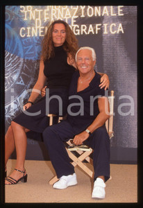 Giorgio e Roberta ARMANI - FESTIVAL CINEMA VENEZIA 1999 * 35 mm vintage slide 3  Diapositiva d'epoca, in formato 35 mm.CONDIZIONI: GOODE' severamente vietata la riproduzione. Tutti i diritti sono riservati.ICharta mette in vendita, sul negozio eBay e in esclusiva sul sito "icharta" il proprio archivio composto da numerose diapositive e negativi fotografici d'epoca, tutti originali e autentici, che attraversano la storia del costume italiano tra gli la fine degli anni Sessanta e Novanta.Si tratta di uno sguardo inedito sull'attualità, la politica, la vita quotidiana, il gossip e la cultura, che fotografa il cambiamento della nazione in quest'ultimo scorcio del XX secolo. Un'occasione unica per il mercato del collezionismo, che vede finalmente disponibile un archivio eccezionale per vastità, tematiche e condizioni, in un settore (il negativo fotografico e la diapositiva) di assoluta novità e dalle interessanti prospettive di investimento.  GOOD/buono   originale e autentica 1