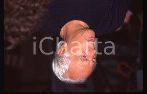 Giorgio ARMANI - MODA Stilista e imprenditore 1995 ca * 35 mm vintage slide 9  Diapositiva d'epoca, in formato 35 mm.CONDIZIONI: GOODE' severamente vietata la riproduzione. Tutti i diritti sono riservati.ICharta mette in vendita, sul negozio eBay e in esclusiva sul sito "icharta" il proprio archivio composto da numerose diapositive e negativi fotografici d'epoca, tutti originali e autentici, che attraversano la storia del costume italiano tra gli la fine degli anni Sessanta e Novanta.Si tratta di uno sguardo inedito sull'attualità, la politica, la vita quotidiana, il gossip e la cultura, che fotografa il cambiamento della nazione in quest'ultimo scorcio del XX secolo. Un'occasione unica per il mercato del collezionismo, che vede finalmente disponibile un archivio eccezionale per vastità, tematiche e condizioni, in un settore (il negativo fotografico e la diapositiva) di assoluta novità e dalle interessanti prospettive di investimento.  GOOD/buono   originale e autentica 1