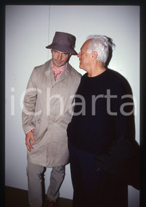 Giorgio ARMANI Ritratto dello stilista 1995 ca * 35 mm vintage slide  Diapositiva d'epoca, in formato 35 mm.CONDIZIONI: GOODE' severamente vietata la riproduzione. Tutti i diritti sono riservati. ICharta mette in vendita, sul negozio eBay e in esclusiva sul sito "icharta" il proprio archivio composto da numerose diapositive e negativi fotografici d'epoca, tutti originali e autentici, che attraversano la storia del costume italiano tra gli la fine degli anni Sessanta e Novanta.Si tratta di uno sguardo inedito sull'attualità, la politica, la vita quotidiana, il gossip e la cultura, che fotografa il cambiamento della nazione in quest'ultimo scorcio del XX secolo. Un'occasione unica per il mercato del collezionismo, che vede finalmente disponibile un archivio eccezionale per vastità, tematiche e condizioni, in un settore (il negativo fotografico e la diapositiva) di assoluta novità e dalle interessanti prospettive di investimento.  GOOD/buono   originale e autentica 1