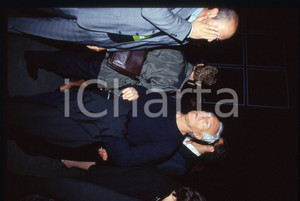 Giorgio ARMANI - MODA Stilista e imprenditore 1995 ca * 35 mm vintage slide 17  Diapositiva d'epoca, in formato 35 mm.CONDIZIONI: GOODE' severamente vietata la riproduzione. Tutti i diritti sono riservati.ICharta mette in vendita, sul negozio eBay e in esclusiva sul sito "icharta" il proprio archivio composto da numerose diapositive e negativi fotografici d'epoca, tutti originali e autentici, che attraversano la storia del costume italiano tra gli la fine degli anni Sessanta e Novanta.Si tratta di uno sguardo inedito sull'attualità, la politica, la vita quotidiana, il gossip e la cultura, che fotografa il cambiamento della nazione in quest'ultimo scorcio del XX secolo. Un'occasione unica per il mercato del collezionismo, che vede finalmente disponibile un archivio eccezionale per vastità, tematiche e condizioni, in un settore (il negativo fotografico e la diapositiva) di assoluta novità e dalle interessanti prospettive di investimento.  GOOD/buono   originale e autentica 1