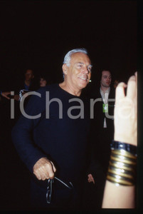Giorgio ARMANI - MODA Stilista e imprenditore 1995 ca 35 mm vintage slide 19  Diapositiva d'epoca, in formato 35 mm.CONDIZIONI: GOODE' severamente vietata la riproduzione. Tutti i diritti sono riservati.ICharta mette in vendita, sul negozio eBay e in esclusiva sul sito "icharta" il proprio archivio composto da numerose diapositive e negativi fotografici d'epoca, tutti originali e autentici, che attraversano la storia del costume italiano tra gli la fine degli anni Sessanta e Novanta.Si tratta di uno sguardo inedito sull'attualità, la politica, la vita quotidiana, il gossip e la cultura, che fotografa il cambiamento della nazione in quest'ultimo scorcio del XX secolo. Un'occasione unica per il mercato del collezionismo, che vede finalmente disponibile un archivio eccezionale per vastità, tematiche e condizioni, in un settore (il negativo fotografico e la diapositiva) di assoluta novità e dalle interessanti prospettive di investimento.  GOOD/buono   originale e autentica 1