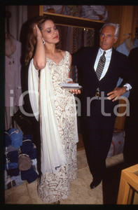 Giorgio ARMANI e Ornella MUTI - MODA NEW YORK 1993 * 35 mm vintage slide Diapositiva d'epoca, in formato 35 mm.CONDIZIONI: GOODE' severamente vietata la riproduzione. Tutti i diritti sono riservati.Nella diapositiva ICharta mette in vendita, sul negozio eBay e in esclusiva sul sito "icharta" il proprio archivio composto da numerose diapositive e negativi fotografici d'epoca, tutti originali e autentici, che attraversano la storia del costume italiano tra gli la fine degli anni Sessanta e Novanta.Si tratta di uno sguardo inedito sull'attualit&agrave;, la politica, la vita quotidiana, il gossip e la cultura, che fotografa il cambiamento della nazione in quest'ultimo scorcio del XX secolo. Un'occasione unica per il mercato del collezionismo, che vede finalmente disponibile un archivio eccezionale per vastit&agrave;, tematiche e condizioni, in un settore (il negativo fotografico e la diapositiva) di assoluta novit&agrave; e dalle interessanti prospettive di investimento.  GOOD/buono   originale e autentica 1