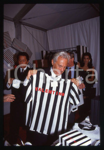 Giorgio ARMANI e VALENTINO - MODA NEW YORK 1993 * 35 mm vintage slide 2 Diapositiva d'epoca, in formato 35 mm.CONDIZIONI: GOODE' severamente vietata la riproduzione. Tutti i diritti sono riservati.ICharta mette in vendita, sul negozio eBay e in esclusiva sul sito "icharta" il proprio archivio composto da numerose diapositive e negativi fotografici d'epoca, tutti originali e autentici, che attraversano la storia del costume italiano tra gli la fine degli anni Sessanta e Novanta.Si tratta di uno sguardo inedito sull'attualità, la politica, la vita quotidiana, il gossip e la cultura, che fotografa il cambiamento della nazione in quest'ultimo scorcio del XX secolo. Un'occasione unica per il mercato del collezionismo, che vede finalmente disponibile un archivio eccezionale per vastità, tematiche e condizioni, in un settore (il negativo fotografico e la diapositiva) di assoluta novità e dalle interessanti prospettive di investimento.  GOOD/buono   originale e autentica 1