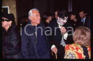 Giorgio ARMANI - MODA Stilista e imprenditore 1995 ca * 35 mm vintage slide 21  Diapositiva d'epoca, in formato 35 mm.CONDIZIONI: GOODE' severamente vietata la riproduzione. Tutti i diritti sono riservati.ICharta mette in vendita, sul negozio eBay e in esclusiva sul sito "icharta" il proprio archivio composto da numerose diapositive e negativi fotografici d'epoca, tutti originali e autentici, che attraversano la storia del costume italiano tra gli la fine degli anni Sessanta e Novanta.Si tratta di uno sguardo inedito sull'attualità, la politica, la vita quotidiana, il gossip e la cultura, che fotografa il cambiamento della nazione in quest'ultimo scorcio del XX secolo. Un'occasione unica per il mercato del collezionismo, che vede finalmente disponibile un archivio eccezionale per vastità, tematiche e condizioni, in un settore (il negativo fotografico e la diapositiva) di assoluta novità e dalle interessanti prospettive di investimento.  GOOD/buono   originale e autentica 1