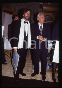 Giorgio ARMANI ed Eric CLAPTON - MODA NEW YORK 1993 * 35 mm vintage slide  Diapositiva d'epoca, in formato 35 mm.CONDIZIONI: GOODE' severamente vietata la riproduzione. Tutti i diritti sono riservati.Nella diapositiva ICharta mette in vendita, sul negozio eBay e in esclusiva sul sito "icharta" il proprio archivio composto da numerose diapositive e negativi fotografici d'epoca, tutti originali e autentici, che attraversano la storia del costume italiano tra gli la fine degli anni Sessanta e Novanta.Si tratta di uno sguardo inedito sull'attualit&agrave;, la politica, la vita quotidiana, il gossip e la cultura, che fotografa il cambiamento della nazione in quest'ultimo scorcio del XX secolo. Un'occasione unica per il mercato del collezionismo, che vede finalmente disponibile un archivio eccezionale per vastit&agrave;, tematiche e condizioni, in un settore (il negativo fotografico e la diapositiva) di assoluta novit&agrave; e dalle interessanti prospettive di investimento.  GOOD/buono   originale e autentica 1