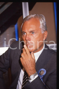 Giorgio ARMANI - MODA Stilista e imprenditore 1990 ca * 35 mm vintage slide 28  Diapositiva d'epoca, in formato 35 mm.CONDIZIONI: GOODE' severamente vietata la riproduzione. Tutti i diritti sono riservati. ICharta mette in vendita, sul negozio eBay e in esclusiva sul sito "icharta" il proprio archivio composto da numerose diapositive e negativi fotografici d'epoca, tutti originali e autentici, che attraversano la storia del costume italiano tra gli la fine degli anni Sessanta e Novanta.Si tratta di uno sguardo inedito sull'attualità, la politica, la vita quotidiana, il gossip e la cultura, che fotografa il cambiamento della nazione in quest'ultimo scorcio del XX secolo. Un'occasione unica per il mercato del collezionismo, che vede finalmente disponibile un archivio eccezionale per vastità, tematiche e condizioni, in un settore (il negativo fotografico e la diapositiva) di assoluta novità e dalle interessanti prospettive di investimento.  GOOD/buono   originale e autentica 1
