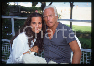 Giorgio e Roberta ARMANI - FESTIVAL CINEMA VENEZIA 1999 * 35 mm vintage slide 6  Diapositiva d'epoca, in formato 35 mm.CONDIZIONI: GOODE' severamente vietata la riproduzione. Tutti i diritti sono riservati.ICharta mette in vendita, sul negozio eBay e in esclusiva sul sito "icharta" il proprio archivio composto da numerose diapositive e negativi fotografici d'epoca, tutti originali e autentici, che attraversano la storia del costume italiano tra gli la fine degli anni Sessanta e Novanta.Si tratta di uno sguardo inedito sull'attualità, la politica, la vita quotidiana, il gossip e la cultura, che fotografa il cambiamento della nazione in quest'ultimo scorcio del XX secolo. Un'occasione unica per il mercato del collezionismo, che vede finalmente disponibile un archivio eccezionale per vastità, tematiche e condizioni, in un settore (il negativo fotografico e la diapositiva) di assoluta novità e dalle interessanti prospettive di investimento.  GOOD/buono   originale e autentica 1
