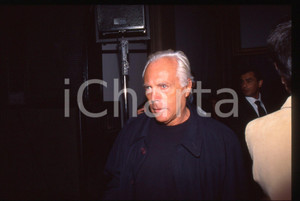 Giorgio ARMANI - MODA Stilista e imprenditore 1995 ca * 35 mm vintage slide 33  Diapositiva d'epoca, in formato 35 mm.CONDIZIONI: GOODE' severamente vietata la riproduzione. Tutti i diritti sono riservati.ICharta mette in vendita, sul negozio eBay e in esclusiva sul sito "icharta" il proprio archivio composto da numerose diapositive e negativi fotografici d'epoca, tutti originali e autentici, che attraversano la storia del costume italiano tra gli la fine degli anni Sessanta e Novanta.Si tratta di uno sguardo inedito sull'attualità, la politica, la vita quotidiana, il gossip e la cultura, che fotografa il cambiamento della nazione in quest'ultimo scorcio del XX secolo. Un'occasione unica per il mercato del collezionismo, che vede finalmente disponibile un archivio eccezionale per vastità, tematiche e condizioni, in un settore (il negativo fotografico e la diapositiva) di assoluta novità e dalle interessanti prospettive di investimento.  GOOD/buono   originale e autentica 1