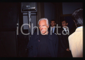 Giorgio ARMANI - MODA Stilista e imprenditore 1995 ca * 35 mm vintage slide 35  Diapositiva d'epoca, in formato 35 mm.CONDIZIONI: GOODE' severamente vietata la riproduzione. Tutti i diritti sono riservati.ICharta mette in vendita, sul negozio eBay e in esclusiva sul sito "icharta" il proprio archivio composto da numerose diapositive e negativi fotografici d'epoca, tutti originali e autentici, che attraversano la storia del costume italiano tra gli la fine degli anni Sessanta e Novanta.Si tratta di uno sguardo inedito sull'attualità, la politica, la vita quotidiana, il gossip e la cultura, che fotografa il cambiamento della nazione in quest'ultimo scorcio del XX secolo. Un'occasione unica per il mercato del collezionismo, che vede finalmente disponibile un archivio eccezionale per vastità, tematiche e condizioni, in un settore (il negativo fotografico e la diapositiva) di assoluta novità e dalle interessanti prospettive di investimento.  GOOD/buono   originale e autentica 1