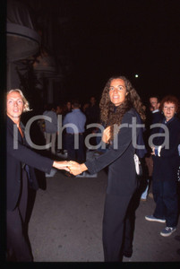 Roberta ARMANI - COSTUME 1995 ca * 35 mm vintage slide (2)  Diapositiva d'epoca, in formato 35 mm.CONDIZIONI: GOODE' severamente vietata la riproduzione. Tutti i diritti sono riservati.ICharta mette in vendita, sul negozio eBay e in esclusiva sul sito "icharta" il proprio archivio composto da numerose diapositive e negativi fotografici d'epoca, tutti originali e autentici, che attraversano la storia del costume italiano tra gli la fine degli anni Sessanta e Novanta.Si tratta di uno sguardo inedito sull'attualità, la politica, la vita quotidiana, il gossip e la cultura, che fotografa il cambiamento della nazione in quest'ultimo scorcio del XX secolo. Un'occasione unica per il mercato del collezionismo, che vede finalmente disponibile un archivio eccezionale per vastità, tematiche e condizioni, in un settore (il negativo fotografico e la diapositiva) di assoluta novità e dalle interessanti prospettive di investimento.  GOOD/buono   originale e autentica 1