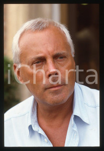 Giorgio ARMANI - MODA Stilista e imprenditore 1990 ca * 35 mm vintage slide 33  Diapositiva d'epoca, in formato 35 mm.CONDIZIONI: GOODE' severamente vietata la riproduzione. Tutti i diritti sono riservati.Nella diapositiva ICharta mette in vendita, sul negozio eBay e in esclusiva sul sito "icharta" il proprio archivio composto da numerose diapositive e negativi fotografici d'epoca, tutti originali e autentici, che attraversano la storia del costume italiano tra gli la fine degli anni Sessanta e Novanta.Si tratta di uno sguardo inedito sull'attualit&agrave;, la politica, la vita quotidiana, il gossip e la cultura, che fotografa il cambiamento della nazione in quest'ultimo scorcio del XX secolo. Un'occasione unica per il mercato del collezionismo, che vede finalmente disponibile un archivio eccezionale per vastit&agrave;, tematiche e condizioni, in un settore (il negativo fotografico e la diapositiva) di assoluta novit&agrave; e dalle interessanti prospettive di investimento.  GOOD/buono   originale e autentica 1