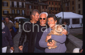 Giorgio e Rosanna ARMANI - 1995 ca PORTOFINO * 35 mm vintage slide 2  Diapositiva d'epoca, in formato 35 mm.CONDIZIONI: GOODE' severamente vietata la riproduzione. Tutti i diritti sono riservati.Nella diapositiva ICharta mette in vendita, sul negozio eBay e in esclusiva sul sito "icharta" il proprio archivio composto da numerose diapositive e negativi fotografici d'epoca, tutti originali e autentici, che attraversano la storia del costume italiano tra gli la fine degli anni Sessanta e Novanta.Si tratta di uno sguardo inedito sull'attualit&agrave;, la politica, la vita quotidiana, il gossip e la cultura, che fotografa il cambiamento della nazione in quest'ultimo scorcio del XX secolo. Un'occasione unica per il mercato del collezionismo, che vede finalmente disponibile un archivio eccezionale per vastit&agrave;, tematiche e condizioni, in un settore (il negativo fotografico e la diapositiva) di assoluta novit&agrave; e dalle interessanti prospettive di investimento.  GOOD/buono   originale e autentica 1