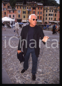 Giorgio ARMANI - MODA Stilista PORTOFINO 1995 ca * 35 mm vintage slide 4  Diapositiva d'epoca, in formato 35 mm.CONDIZIONI: GOODE' severamente vietata la riproduzione. Tutti i diritti sono riservati.Nella diapositiva ICharta mette in vendita, sul negozio eBay e in esclusiva sul sito "icharta" il proprio archivio composto da numerose diapositive e negativi fotografici d'epoca, tutti originali e autentici, che attraversano la storia del costume italiano tra gli la fine degli anni Sessanta e Novanta.Si tratta di uno sguardo inedito sull'attualit&agrave;, la politica, la vita quotidiana, il gossip e la cultura, che fotografa il cambiamento della nazione in quest'ultimo scorcio del XX secolo. Un'occasione unica per il mercato del collezionismo, che vede finalmente disponibile un archivio eccezionale per vastit&agrave;, tematiche e condizioni, in un settore (il negativo fotografico e la diapositiva) di assoluta novit&agrave; e dalle interessanti prospettive di investimento.  GOOD/buono   originale e autentica 1