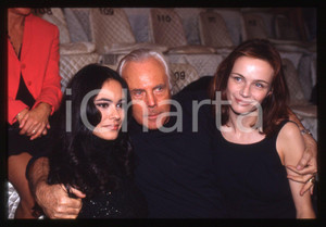 Giorgio ARMANI Maria Grazia CUCINOTTA Francesca NERI 1995 *35 mm vintage slide 2  Diapositiva d'epoca, in formato 35 mm.CONDIZIONI: GOODE' severamente vietata la riproduzione. Tutti i diritti sono riservati.Nella diapositiva ICharta mette in vendita, sul negozio eBay e in esclusiva sul sito "icharta" il proprio archivio composto da numerose diapositive e negativi fotografici d'epoca, tutti originali e autentici, che attraversano la storia del costume italiano tra gli la fine degli anni Sessanta e Novanta.Si tratta di uno sguardo inedito sull'attualit&agrave;, la politica, la vita quotidiana, il gossip e la cultura, che fotografa il cambiamento della nazione in quest'ultimo scorcio del XX secolo. Un'occasione unica per il mercato del collezionismo, che vede finalmente disponibile un archivio eccezionale per vastit&agrave;, tematiche e condizioni, in un settore (il negativo fotografico e la diapositiva) di assoluta novit&agrave; e dalle interessanti prospettive di investimento.  GOOD/buono   originale e autentica 1