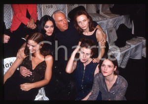 Giorgio ARMANI Maria Grazia CUCINOTTA Ornella MUTI 1995 * 35 mm vintage slide Nella diapositiva è inoltre presente Francesca Neri. Diapositiva d'epoca, in formato 35 mm.CONDIZIONI: GOODE' severamente vietata la riproduzione. Tutti i diritti sono riservati.ICharta mette in vendita, sul negozio eBay e in esclusiva sul sito "icharta" il proprio archivio composto da numerose diapositive e negativi fotografici d'epoca, tutti originali e autentici, che attraversano la storia del costume italiano tra gli la fine degli anni Sessanta e Novanta.Si tratta di uno sguardo inedito sull'attualità, la politica, la vita quotidiana, il gossip e la cultura, che fotografa il cambiamento della nazione in quest'ultimo scorcio del XX secolo. Un'occasione unica per il mercato del collezionismo, che vede finalmente disponibile un archivio eccezionale per vastità, tematiche e condizioni, in un settore (il negativo fotografico e la diapositiva) di assoluta novità e dalle interessanti prospettive di investimento.  GOOD/buono   originale e autentica 1