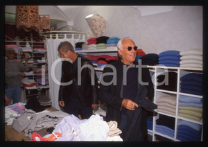 Giorgio ARMANI - MODA Stilista PORTOFINO 1995 ca * 35 mm vintage slide 8  Diapositiva d'epoca, in formato 35 mm.CONDIZIONI: GOODE' severamente vietata la riproduzione. Tutti i diritti sono riservati.ICharta mette in vendita, sul negozio eBay e in esclusiva sul sito "icharta" il proprio archivio composto da numerose diapositive e negativi fotografici d'epoca, tutti originali e autentici, che attraversano la storia del costume italiano tra gli la fine degli anni Sessanta e Novanta.Si tratta di uno sguardo inedito sull'attualità, la politica, la vita quotidiana, il gossip e la cultura, che fotografa il cambiamento della nazione in quest'ultimo scorcio del XX secolo. Un'occasione unica per il mercato del collezionismo, che vede finalmente disponibile un archivio eccezionale per vastità, tematiche e condizioni, in un settore (il negativo fotografico e la diapositiva) di assoluta novità e dalle interessanti prospettive di investimento.  GOOD/buono   originale e autentica 1