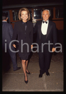 Giorgio ARMANI e Caroline LEE BOUVIER - MILANO 1990 ca * 35 mm vintage slide 4  Diapositiva d'epoca, in formato 35 mm.CONDIZIONI: GOODE' severamente vietata la riproduzione. Tutti i diritti sono riservati.Nella diapositiva ICharta mette in vendita, sul negozio eBay e in esclusiva sul sito "icharta" il proprio archivio composto da numerose diapositive e negativi fotografici d'epoca, tutti originali e autentici, che attraversano la storia del costume italiano tra gli la fine degli anni Sessanta e Novanta.Si tratta di uno sguardo inedito sull'attualit&agrave;, la politica, la vita quotidiana, il gossip e la cultura, che fotografa il cambiamento della nazione in quest'ultimo scorcio del XX secolo. Un'occasione unica per il mercato del collezionismo, che vede finalmente disponibile un archivio eccezionale per vastit&agrave;, tematiche e condizioni, in un settore (il negativo fotografico e la diapositiva) di assoluta novit&agrave; e dalle interessanti prospettive di investimento.  GOOD/buono   originale e autentica 1