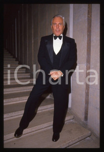 Giorgio ARMANI - MODA Stilista e imprenditore 1990 ca * 35 mm vintage slide 35  Diapositiva d'epoca, in formato 35 mm.CONDIZIONI: GOODE' severamente vietata la riproduzione. Tutti i diritti sono riservati.Nella diapositiva ICharta mette in vendita, sul negozio eBay e in esclusiva sul sito "icharta" il proprio archivio composto da numerose diapositive e negativi fotografici d'epoca, tutti originali e autentici, che attraversano la storia del costume italiano tra gli la fine degli anni Sessanta e Novanta.Si tratta di uno sguardo inedito sull'attualit&agrave;, la politica, la vita quotidiana, il gossip e la cultura, che fotografa il cambiamento della nazione in quest'ultimo scorcio del XX secolo. Un'occasione unica per il mercato del collezionismo, che vede finalmente disponibile un archivio eccezionale per vastit&agrave;, tematiche e condizioni, in un settore (il negativo fotografico e la diapositiva) di assoluta novit&agrave; e dalle interessanti prospettive di investimento.  GOOD/buono   originale e autentica 1
