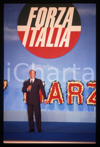Silvio BERLUSCONI - MILANO Congresso FORZA ITALIA 1996 *35 mm vintage slide 46  Diapositiva d'epoca, in formato 35 mm.Si prega di rivolgersi per i diritti a ICharta.E' severamente vietata la riproduzione. Tutti i diritti sono riservati.Nella diapositiva ICharta mette in vendita, sul negozio eBay e in esclusiva sul sito "icharta" il proprio archivio composto da numerose diapositive e negativi fotografici d'epoca, tutti originali e autentici, che attraversano la storia del costume italiano tra gli la fine degli anni Sessanta e Novanta.Si tratta di uno sguardo inedito sull'attualit&agrave;, la politica, la vita quotidiana, il gossip e la cultura, che fotografa il cambiamento della nazione in quest'ultimo scorcio del XX secolo. Un'occasione unica per il mercato del collezionismo, che vede finalmente disponibile un archivio eccezionale per vastit&agrave;, tematiche e condizioni, in un settore (il negativo fotografico e la diapositiva) di assoluta novit&agrave; e dalle interessanti prospettive di investimento.  GOOD/buono   originale e autentica 1