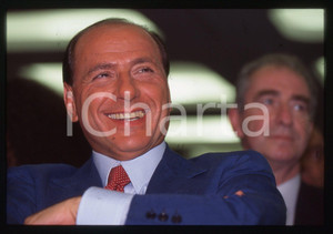 Silvio BERLUSCONI Convegno CONFINDUSTRIA 1995* 35 mm vintage slide 2  Diapositiva d'epoca, in formato 35 mm.Si tratta del convegno di Confindustria "Impresa, lavoro, istituzioni per la nuova Italia", tenutosi presso il Grand Hotel Miramare a Santa Margherita Ligure il 9-10 giugno 1995.Per i diritti rivolgersi a ICharta.E' severamente vietata la riproduzione. Tutti i diritti sono riservati.Nella diapositiva ICharta mette in vendita, sul negozio eBay e in esclusiva sul sito "icharta" il proprio archivio composto da numerose diapositive e negativi fotografici d'epoca, tutti originali e autentici, che attraversano la storia del costume italiano tra gli la fine degli anni Sessanta e Novanta.Si tratta di uno sguardo inedito sull'attualit&agrave;, la politica, la vita quotidiana, il gossip e la cultura, che fotografa il cambiamento della nazione in quest'ultimo scorcio del XX secolo. Un'occasione unica per il mercato del collezionismo, che vede finalmente disponibile un archivio eccezionale per vastit&agrave;, tematiche e condizioni, in un settore (il negativo fotografico e la diapositiva) di assoluta novit&agrave; e dalle interessanti prospettive di investimento.  GOOD/buono   originale e autentica 1