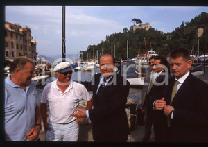 Silvio BERLUSCONI POLITICA FORZA ITALIA PORTOFINO 1998 *35 mm vintage slide 3  Diapositiva d'epoca, in formato 35 mm.Si prega di rivolgersi per i diritti a ICharta.E' severamente vietata la riproduzione. Tutti i diritti sono riservati.Nella diapositiva ICharta mette in vendita, sul negozio eBay e in esclusiva sul sito "icharta" il proprio archivio composto da numerose diapositive e negativi fotografici d'epoca, tutti originali e autentici, che attraversano la storia del costume italiano tra gli la fine degli anni Sessanta e Novanta.Si tratta di uno sguardo inedito sull'attualit&agrave;, la politica, la vita quotidiana, il gossip e la cultura, che fotografa il cambiamento della nazione in quest'ultimo scorcio del XX secolo. Un'occasione unica per il mercato del collezionismo, che vede finalmente disponibile un archivio eccezionale per vastit&agrave;, tematiche e condizioni, in un settore (il negativo fotografico e la diapositiva) di assoluta novit&agrave; e dalle interessanti prospettive di investimento.   GOOD/buono   originale e autentica 1
