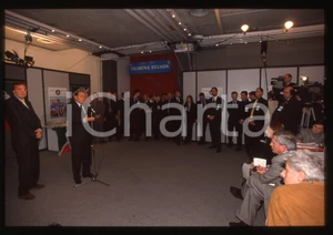 Silvio BERLUSCONI Paolo BONAIUTI FORZA ITALIA ASSAGO 1998 *35 mm vintage slide 2  Diapositiva d'epoca, in formato 35 mm.Si prega di rivolgersi per i diritti a ICharta.E' severamente vietata la riproduzione. Tutti i diritti sono riservati.Nella diapositiva ICharta mette in vendita, sul negozio eBay e in esclusiva sul sito "icharta" il proprio archivio composto da numerose diapositive e negativi fotografici d'epoca, tutti originali e autentici, che attraversano la storia del costume italiano tra gli la fine degli anni Sessanta e Novanta.Si tratta di uno sguardo inedito sull'attualit&agrave;, la politica, la vita quotidiana, il gossip e la cultura, che fotografa il cambiamento della nazione in quest'ultimo scorcio del XX secolo. Un'occasione unica per il mercato del collezionismo, che vede finalmente disponibile un archivio eccezionale per vastit&agrave;, tematiche e condizioni, in un settore (il negativo fotografico e la diapositiva) di assoluta novit&agrave; e dalle interessanti prospettive di investimento.  GOOD/buono   originale e autentica 1