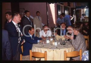 Silvio BERLUSCONI Paolo BONAIUTI Niccolò QUERCI 1995 ca * 35 mm vintage slide 2 Diapositiva d'epoca, in formato 35 mm. E' inoltre ritratta Marinella Brambilla. Per i diritti rivolgersi a ICharta.E' severamente vietata la riproduzione. Tutti i diritti sono riservati.Nella diapositiva ICharta mette in vendita, sul negozio eBay e in esclusiva sul sito "icharta" il proprio archivio composto da numerose diapositive e negativi fotografici d'epoca, tutti originali e autentici, che attraversano la storia del costume italiano tra gli la fine degli anni Sessanta e Novanta.Si tratta di uno sguardo inedito sull'attualit&agrave;, la politica, la vita quotidiana, il gossip e la cultura, che fotografa il cambiamento della nazione in quest'ultimo scorcio del XX secolo. Un'occasione unica per il mercato del collezionismo, che vede finalmente disponibile un archivio eccezionale per vastit&agrave;, tematiche e condizioni, in un settore (il negativo fotografico e la diapositiva) di assoluta novit&agrave; e dalle interessanti prospettive di investimento.   GOOD/buono   originale e autentica 1