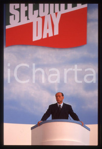 Silvio BERLUSCONI FORZA ITALIA SECURITY DAY Milano 1999 * 35 mm vintage slide 2 Diapositiva d'epoca, in formato 35 mm.Si prega di rivolgersi per i diritti a ICharta.E' severamente vietata la riproduzione. Tutti i diritti sono riservati.Nella diapositiva ICharta mette in vendita, sul negozio eBay e in esclusiva sul sito "icharta" il proprio archivio composto da numerose diapositive e negativi fotografici d'epoca, tutti originali e autentici, che attraversano la storia del costume italiano tra gli la fine degli anni Sessanta e Novanta.Si tratta di uno sguardo inedito sull'attualit&agrave;, la politica, la vita quotidiana, il gossip e la cultura, che fotografa il cambiamento della nazione in quest'ultimo scorcio del XX secolo. Un'occasione unica per il mercato del collezionismo, che vede finalmente disponibile un archivio eccezionale per vastit&agrave;, tematiche e condizioni, in un settore (il negativo fotografico e la diapositiva) di assoluta novit&agrave; e dalle interessanti prospettive di investimento.  GOOD/buono   originale e autentica 1