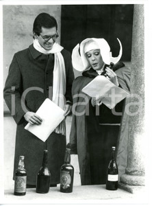1985 ca RAI Loretta GOGGI vestita da suora con Alessandro CECCHI PAONE *18x24 cm