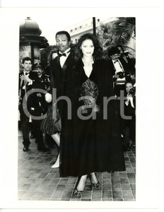 Fotografia d epoca originale 1988 FESTIVAL DI CANNES Carl WEATHERS con VANITY all arrivo Foto 20x25 cm 1