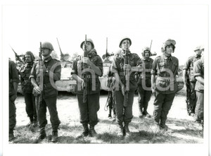 Fotografia d epoca originale 1985 ca ESERCITO Mitraglieri sull attenti durante esercitazione militare  Foto 1