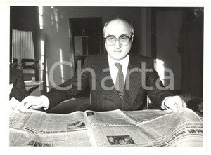 Fotografia d epoca originale 1985 POLITICA DC Enrico DE MITA legge il giornale  Foto 24x18 cm 1