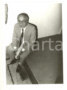 1985 ca MILANO POLITICA DC Enrico DE MITA seduto su un gradino - Foto 18x24 cm