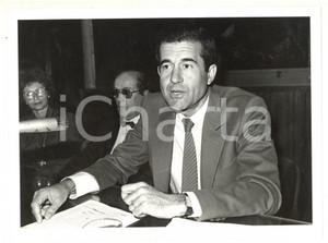 Fotografia d epoca originale 1985 ca COSTUME Almeida FARIA e Manoel de OLIVEIRA a una conferenza stampa 1 1