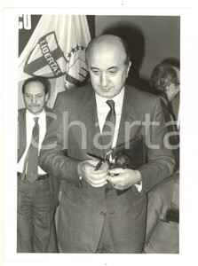 Fotografia d epoca originale 1985 ca POLITICA DC  Ciriaco DE MITA con una rosa in mano  Foto 18x24 cm 1