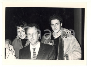 Fotografia d epoca originale 1990 ca ITALIA Ritratto di Fernando AIUTI con due giovani  Foto 24x18 cm 1