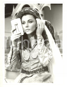 1986 RAI UNO "Io a modo mio" - Eleonora BRIGLIADORI controlla il trucco *Foto