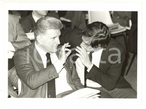 Fotografia d epoca originale 1984 MILANO  Sergio ZAVOLI discute con Giovanni MINOLI  Foto 24x18 cm 1