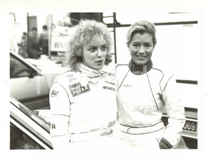 Fotografia d epoca originale 1990 ca COSTUME Patricia PILCHARD Pinuccia SORMANI su un circuito rally Foto 1
