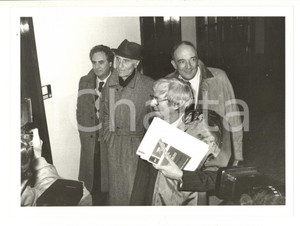 Fotografia d epoca originale 1985 Tribunale di Milano  Indro MONTANELLI Enzo PASSANISI Vittorio D AJELLO 1