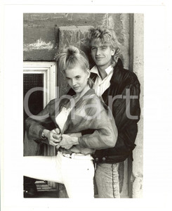 Fotografia d epoca originale 1985 ca COSTUME  Ritratto di Sara CARLSON con il fidanzato Christopher 1 1