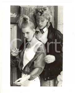 Fotografia d epoca originale 1985 ca COSTUME  Ritratto di Sara CARLSON con il fidanzato Christopher 2 1