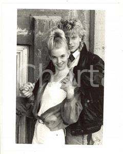 Fotografia d epoca originale 1985 ca COSTUME  Ritratto di Sara CARLSON con il fidanzato Christopher 7 1